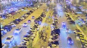 ▲網紅車聚引爆國道大塞車，南投服務區停滿豪車 75宗違規行為遭查。(圖／翻攝畫面)