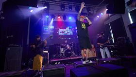 「固定客」主唱島輝表示不會特別過情人節。（圖／東森提供）