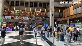 受火車出軌誤點影響，台北車站出現一些退票民眾。（圖／記者楊晏琳攝影）