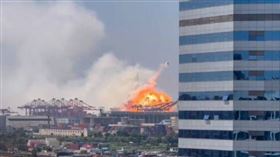 陽明海運「動明輪」發生爆炸，初步判斷是船上搭載危險品貨櫃釀禍。（圖／翻攝自微博）