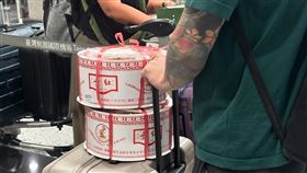 旅客扛2個紅葉蛋糕搭飛機去香港，引起網友熱議。（圖／翻攝threads）