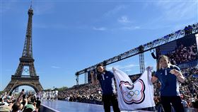 ▲拳擊女將吳詩儀、陳念琴在艾菲爾鐵塔前的冠軍公園接受全場歡呼。（圖／中華奧會提供）