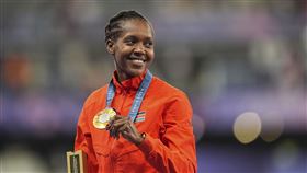 肯亞名將基皮耶貢（Faith Kipyegon）在巴黎奧運女子1500公尺決賽跑出3分51秒29的佳績，打破奧運紀錄，連續3屆在這個項目奪金。（圖／美聯社／達志影像）