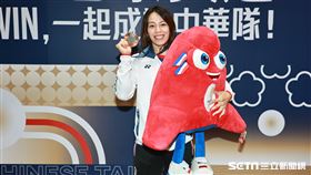 ▲巴黎奧運舉重選手郭婞淳和購買的奧運吉祥物合影。（圖／記者劉彥池攝影）