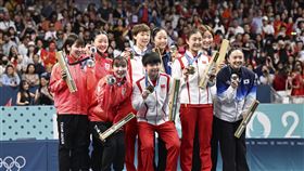 2024巴黎奧運桌球女子團體金牌戰台灣時間10日晚上9時（巴黎時間10日下午3時）登場，最終中國隊以直落三擊敗日本隊，連續5屆奧運奪得金牌；日本隊連續兩屆奧運奪銀。（圖／美聯社／達志影像）