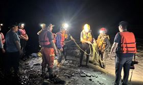 台東鹿野溪水暴漲，民眾朔溪受困。（圖／翻攝畫面）