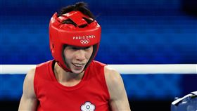 林郁婷奧運金牌戰占上風　露出輕鬆笑容「台灣女拳王」林郁婷（紅衣）法國時間10日晚間在巴黎奧運女子拳擊57公斤級金牌戰占據身高優勢，3回合打下來皆占上風，比賽中面對波蘭選手一度露出笑容。中央社記者吳家昇巴黎攝  113年8月11日