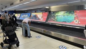 瓜地馬拉國際機場設備故障多時漏洞百出瓜地馬拉總統阿雷巴洛視察拉奧羅拉國際機場後發現，6條行李輸送帶中有5條故障，經他要求限期改善後，已增加第2條運作，行李出關的掃描檢驗設備仍然故障，須要人工逐一查驗，系統如同虛設中央社記者李登文瓜地馬拉攝  113年6月24日