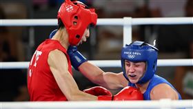 巴黎奧運拳擊　林郁婷成功打下金牌（1）「台灣女拳王」林郁婷（紅衣）法國時間10日晚間在2024巴黎奧運女子拳擊57公斤級決賽成功擊敗波蘭對手瑟瑞梅塔（Julia Szeremeta），勇奪金牌。中央社記者王騰毅巴黎攝　113年8月11日