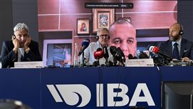 2024巴黎奧運 國際拳總記者會國際拳總5日召開記者會，說明林郁婷與阿爾及利亞選手克莉芙去年遭撤銷資格原因，但主席克列姆列夫（螢幕）、執行長羅伯茲（中）等人的說法毫無證據，只不斷批評國際奧會，政治作秀讓現場媒體不滿。中央社記者曾婷瑄巴黎攝 113年8月11日