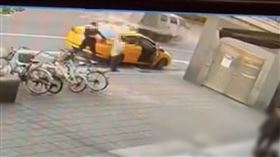 司機不滿等太久、乘客關門太大力，拿折疊刀攻擊。（圖／翻攝畫面）