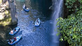 九州高千穗峽美景（2）日本九州宮崎縣高千穗峽是五瀨川侵蝕阿蘇熔岩而形成的V字形峽谷，每年都吸引大批遊客前往，租上一條小船悠遊谷間，近距離欣賞大自然的鬼斧神工。中央社記者王騰毅攝  113年2月13日
