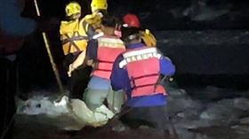 台東縣鹿野溪因溪水暴漲，造成1人受困溪畔，勇消立即以橫渡方式成功救上岸。（圖／翻攝畫面）