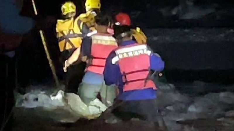 台東鹿野溪2遊客受困！勇消救人畫面曝光
