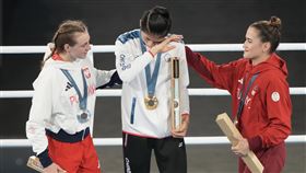 ▲台灣女兒林郁婷巴黎奧運拳擊奪金流下感動淚水，先前有歧視爭議的波蘭、土耳其對手都給予鼓勵。（圖／中華奧會提供）