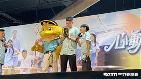 ▲王齊麟受邀到大巨蛋開球，賽前與球迷互動，現場用Threads海巡。（圖／記者張沛嘉攝影）