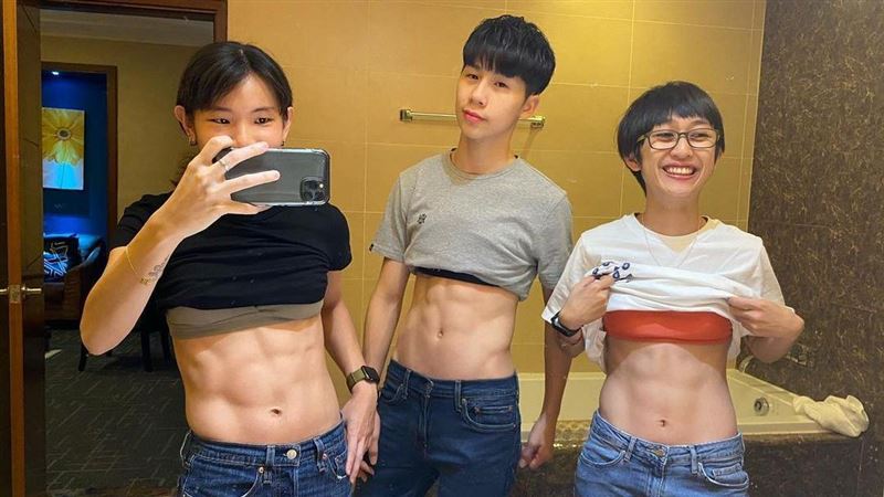 跟林郁婷是炫腹好友　小戴驚：臂肌太強啦