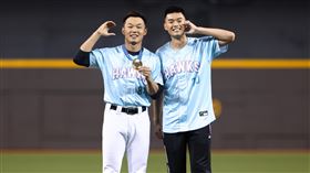 ▲王齊麟為台鋼雄鷹開球，與「李洋分身」王柏融同框。（圖／台鋼雄鷹提供）