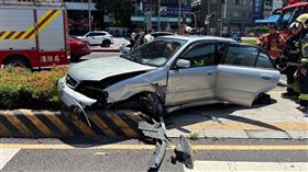 胡男開車自撞分隔島，場面相當淒慘。（圖／警方提供）