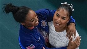 ▲美國體操選手芝莉絲（Jordan Chiles）得知獲得銅牌時情緒激動，「體操天后」拜爾斯（Simone Biles）在旁安慰。（圖／美聯社／達志影像）