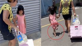 新竹女童被逼赤腳走在柏油路上。（圖／翻攝自爆料公社）