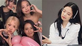 Jennie穿上「鳳南高中」制服後，閉眼淺笑表情十分清純可愛。