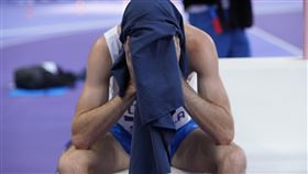 上屆東京奧運男子跳高金牌的義大利選手坦貝里（Gianmarco Tamberi）今年實在夠衰，先是婚戒在開幕式掉進塞納河，比賽期間又被查出疑似患有腎結石，2次吐血後送醫，最終僅得第11名。（圖／美聯社／達志影像）