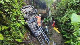 轎車因不明原因墜落邊坡。（圖／消防局提供）