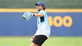 ▲好萊塢巨星喬瑟夫．高登．李維（Joseph Gordon-Levitt）開球。（圖／富邦悍將提供）