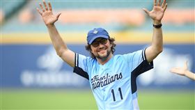 ▲好萊塢巨星喬瑟夫．高登．李維（Joseph Gordon-Levitt）開球。（圖／富邦悍將提供）