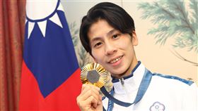 巴黎奧運拳擊摘金  林郁婷開心秀獎牌「台灣拳后」林郁婷（圖）深陷性別爭議，但她化壓力為動力，成功在巴黎奧運奪下金牌，法國時間11日赴駐法代表處接受表揚，林郁婷開心秀出熱騰騰的獎牌拍照。中央社記者王騰毅巴黎攝  113年8月11日