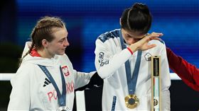 林郁婷奪牌落淚  對手上前安慰台灣女子拳擊好手林郁婷（中）當地時間10日在巴黎奧運57公斤級決賽拿下金牌，林郁婷在頒獎時激動落淚，銀牌得主瑟瑞梅塔（Julia Szeremeta）（左）與銅牌得主卡拉曼（Esra Yildiz Kahraman）（右）輕拍她後背安慰。中央社記者吳家昇巴黎攝  113年8月11日