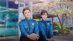 都枝寒（左）、林秀香在《木槿花開》中，因為工作日久生情。（圖／緯來戲劇台提供）