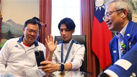 林郁婷奧運摘金 總統視訊祝賀（2）台灣拳擊好手林郁婷（中）在巴黎奧運奪金，法國時間11日到台灣駐法代表處接受表揚，總統賴清德特別透過視訊祝賀，林郁婷揮手向賴總統打招呼。圖左為體育署署長鄭世忠，圖右為駐法代表吳志中。中央社記者王騰毅巴黎攝  113年8月11日