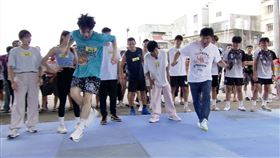 顏佑庭（左）成為了黑馬（圖／民視提供）