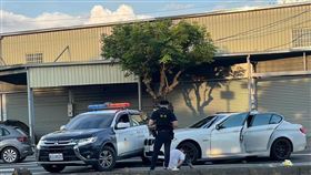 警察英勇以警車擋住+9猴去路。（圖／翻攝自Threads @kaye1112_
）