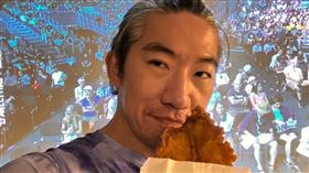 史書華特意選在高雄發放祭品，慶祝林郁婷奧運摘金。（圖／翻攝臉書史書華醫師愛碎念）