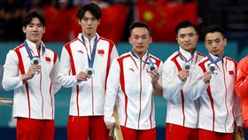 中國男子體操代表隊在男團項目遭日本男團逆轉，痛失金牌。（圖／路透社／達志影像）