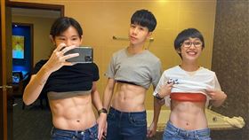 戴資穎（左起）、林郁婷、夏顯詠一起炫腹。（圖／翻攝tai_tzuying IG）

