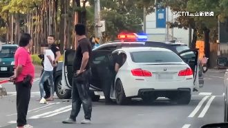 開車吸食喪屍菸彈　毒駕男拒檢撞警車遭逮
