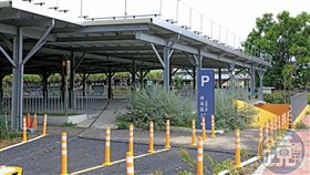 勤益科大的學生機車停車場原本沒有車道，挨批超級智障工程，後來才追加預算鋪設。