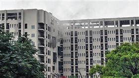 勤益科大學生宿舍曾因學生筆電沒拔插頭，引發火災，遭疑品質欠佳。（翻攝記者爆料網）