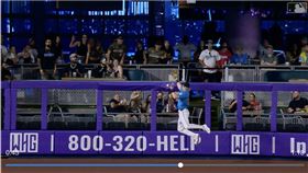 ▲金河成飛球打到全壘打牆上緣彈出場，裁判看重播後改判場地規則二壘安打。（圖／翻攝自MLB官網）