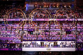 巴黎奧運閉幕式  五環標誌高掛空中