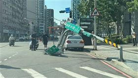 新北,永和,號誌,燈桿,砂石車,車斗,網蓋,倒塌,,保順路,網友授權提供