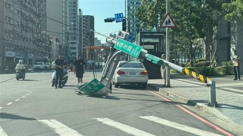 永和燈桿突倒險砸車　驚悚現場畫面曝