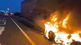 國道一號，彰化段，載送啤酒貨櫃車，火燒車，60歲駕駛逃生(圖／翻攝畫面)