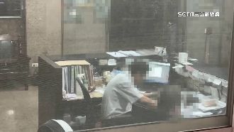 上班打瞌睡疑住戶告狀　保全持撞球桿攻擊