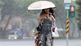 低壓帶影響水氣偏多  全台防大雨（1）中央氣象署表示，10日全台天氣不穩定，中南部整天有局部大雨，北部及東半部要留意午後雷陣雨及山區大雨。圖為台北市信義區午後下起雷陣雨，民眾撐傘遮擋雨勢。中央社記者張新偉攝  113年8月10日