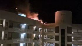 一架直升機墜毀在澳洲昆士蘭州濱海城市凱恩斯（Cairns）一間飯店頂樓。（圖／翻攝自X） 